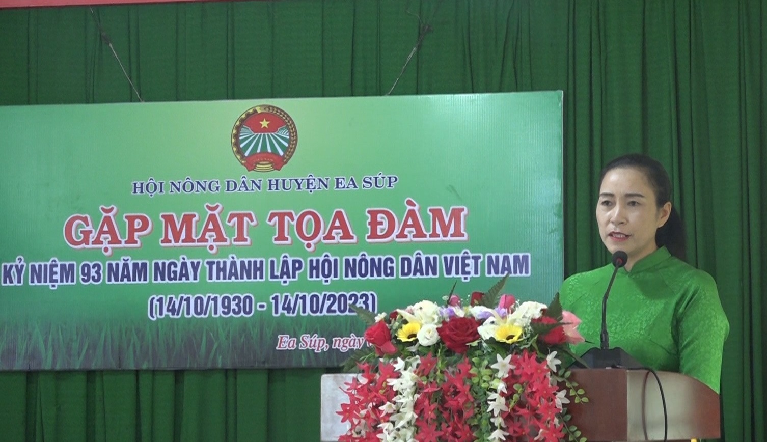 Bà Phạm Thị Anh Minh - Chủ tịch Hội Nông dân huyện ôn lại lịch sử hình thành và phát triển Hội
